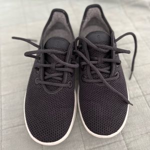LIKE NEW Allbirds Womens Tree Runner, size 8 in Navy Night.